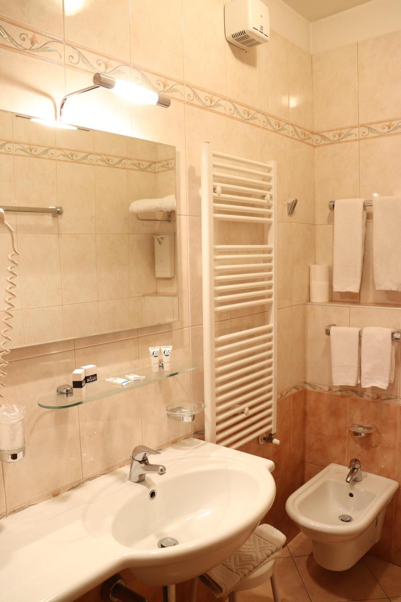 Hotel Montereale 포르데노네 외부 사진